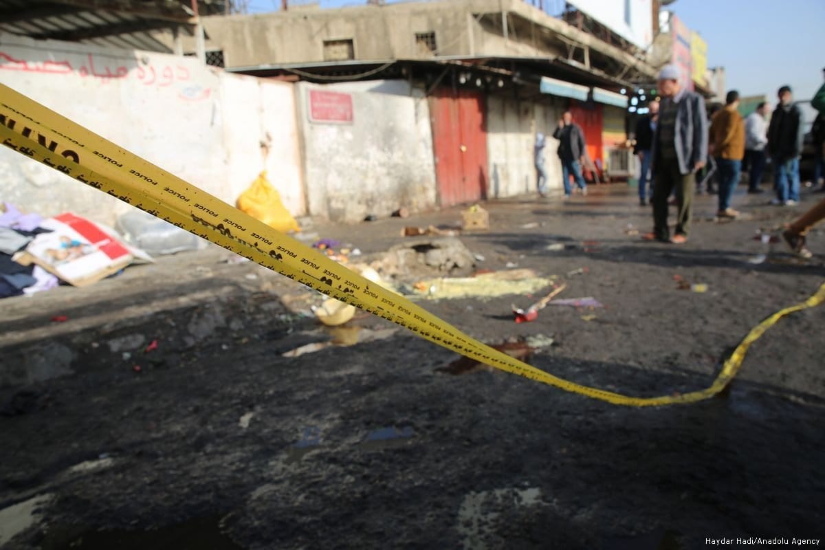 Pessoas se reúnem no local de um ataque a bomba em Bagdá, Iraque, em 15 de janeiro de 2018 [Agência Haydar Hadi / Anadolu ]
