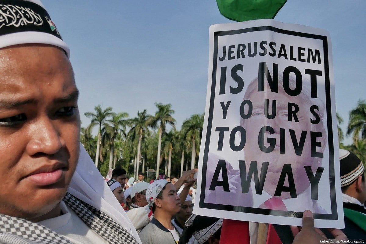 Cidadãos indonésios protestam contra a decisão do Presidente dos Estados Unidos Donald Trump de transferir a embaixada americana de Tel Aviv a Jerusalém [Anton Raharjo/Agência Anadolu]
