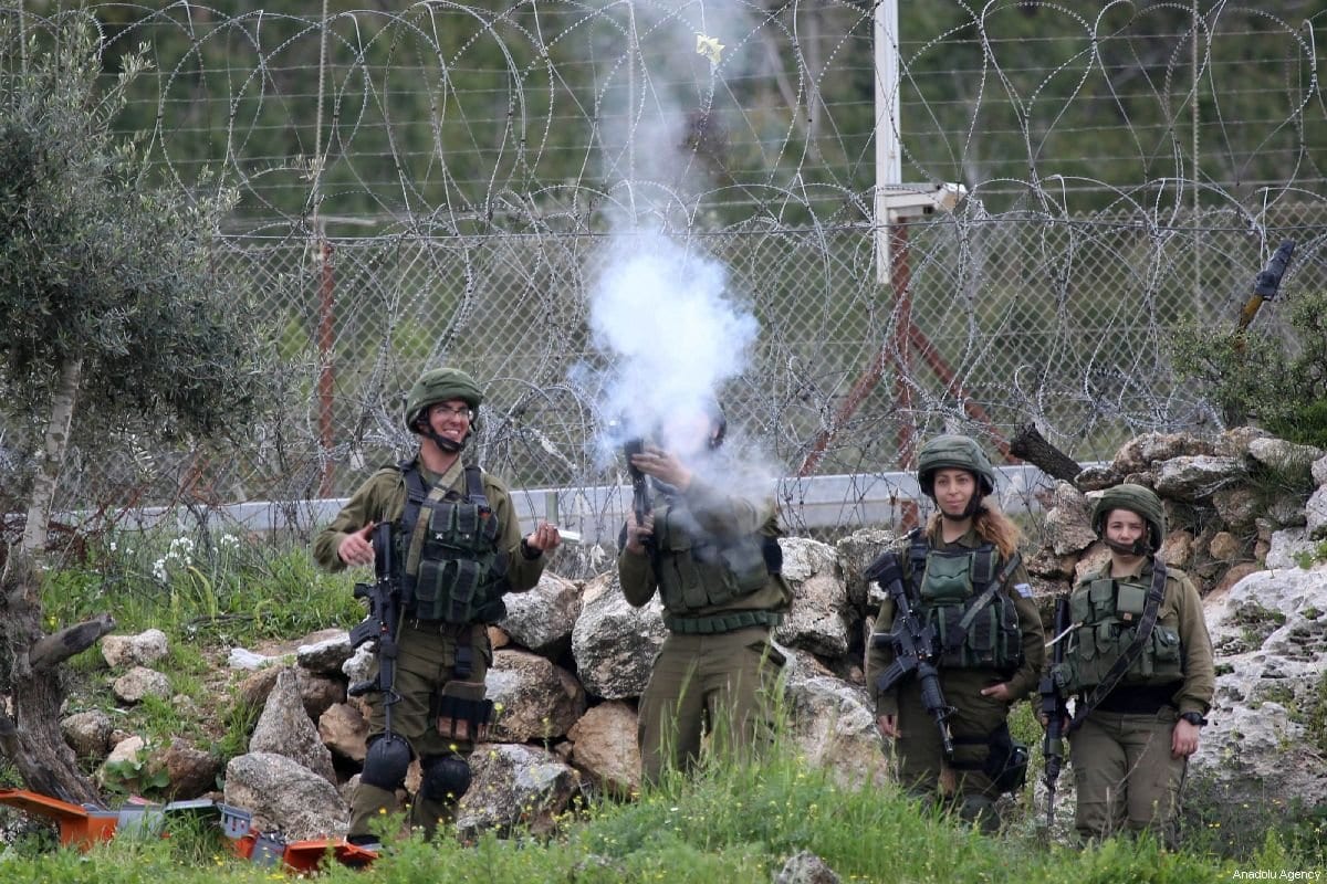 Forças israelenses atiram contra palestinos com gás lacrimogêneo durante um protesto na Cisjordânia, em 15 de março de 2019. [Issam Rimawi/Agência Anadolu]