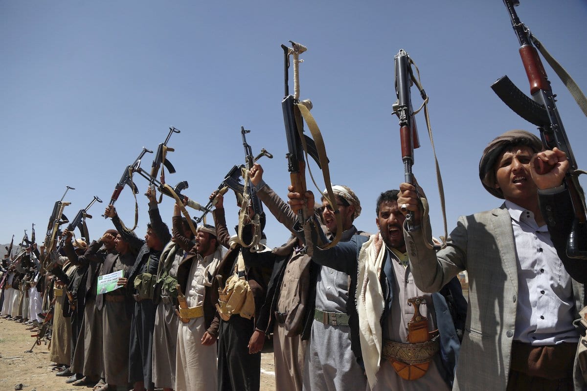 Apoiadores do grupo iemenita houthi marcham para celebrar o 5° aniversário da captura de Sanaa, capital do Iêmen, em 21 de setembro de 2019 [Mohammed Hamoud/Agência Anadolu]