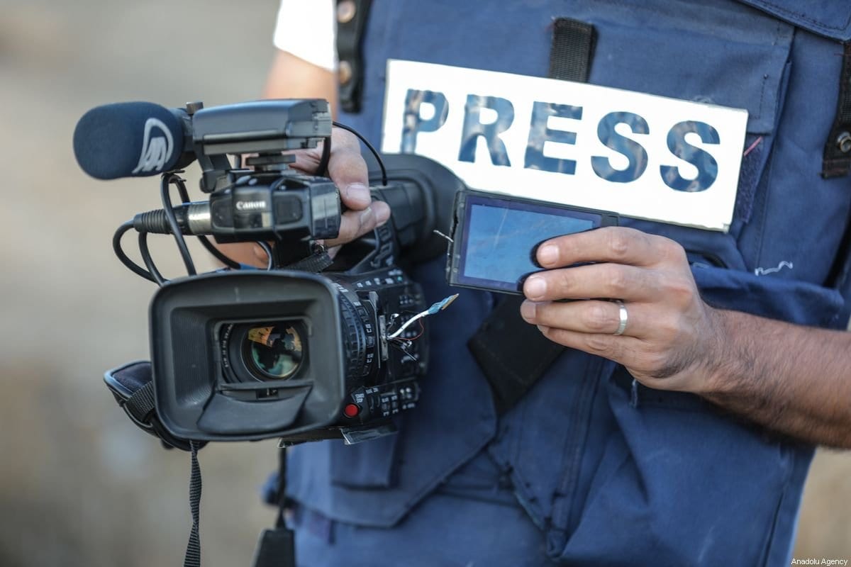 Muhammed Dahlan, fotojornalista e cinegrafista da agência Anadolu segura sua câmera danificada, atingida por uma bala de borracha por soldados israelenses, durante protestos perto da fronteira entre a Faixa de Gaza e Israel, na Cidade de Gaza, 18 de outubro de 2019 [Ali Jadallah/Agência Anadolu]
