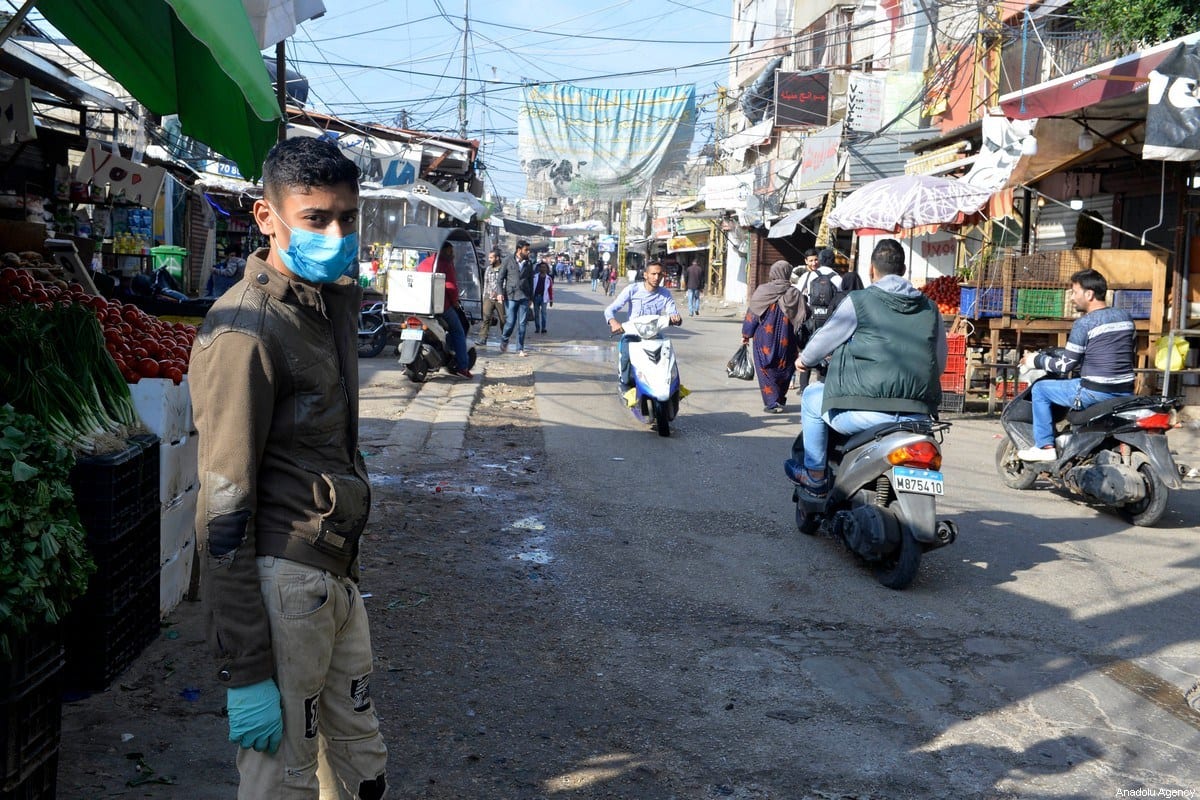 Comerciante de máscara contra o coronavírus, em Beirute, Líbano, 16 de março de 2020 [Hussam Chbaro/Agência Anadolu]
