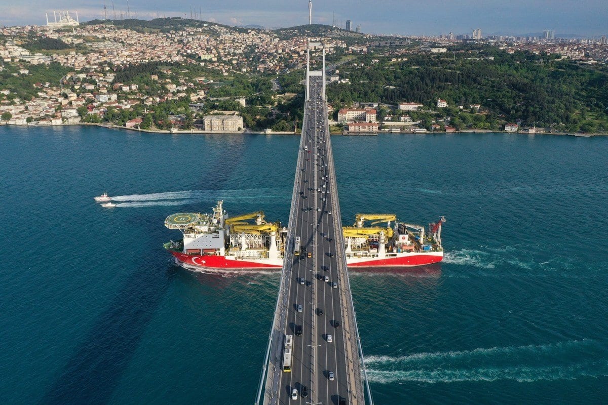 Vista aérea da embarcação de perfuração e exploração de recursos naturais Fatih, ao passar sob uma ponte de Istambul, Turquia, em 29 de maio de 2020 [Muhammed Enes Yildirim/Agência Anadolu]