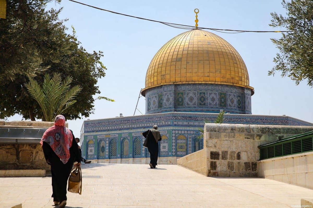 Pessoas caminham no Complexo da Mesquita Al-Aqsa na Cidade Velha de Jerusalém Oriental em 6 de setembro de 2020 [Mostafa Alkharouf / Anadolu Agência]