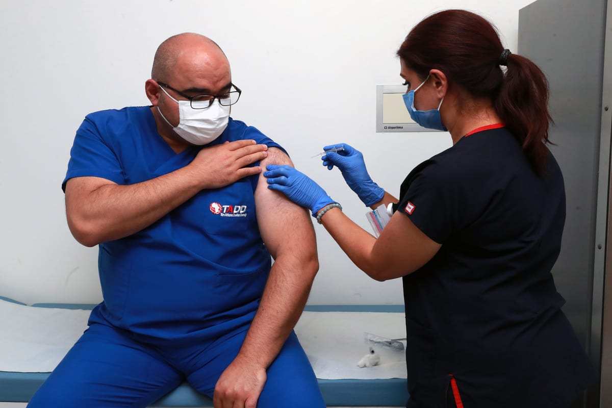 Aziz Ahmet Surel, voluntário e coordenador do Hospital Municipal de Ancara, recebe a primeira dose da vacina Coronavac contra o covid-19, em Ancara, Turquia, 6 de outubro de 2020 [Ministério da Saúde da Turquia/Agência Anadolu]