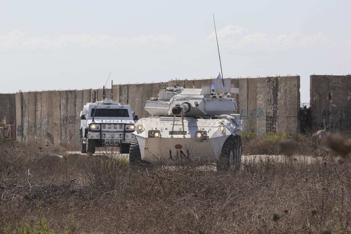 Veículos da força de paz da ONU UNIFIL são vistos de guarda na chegada do comitê libanês e israelense, na região sul de Naqoura, pela fronteira com Israel, Naqoura, Líbano, em 14 de outubro de 2020. [Ali Abdo/Agência Anadolu]