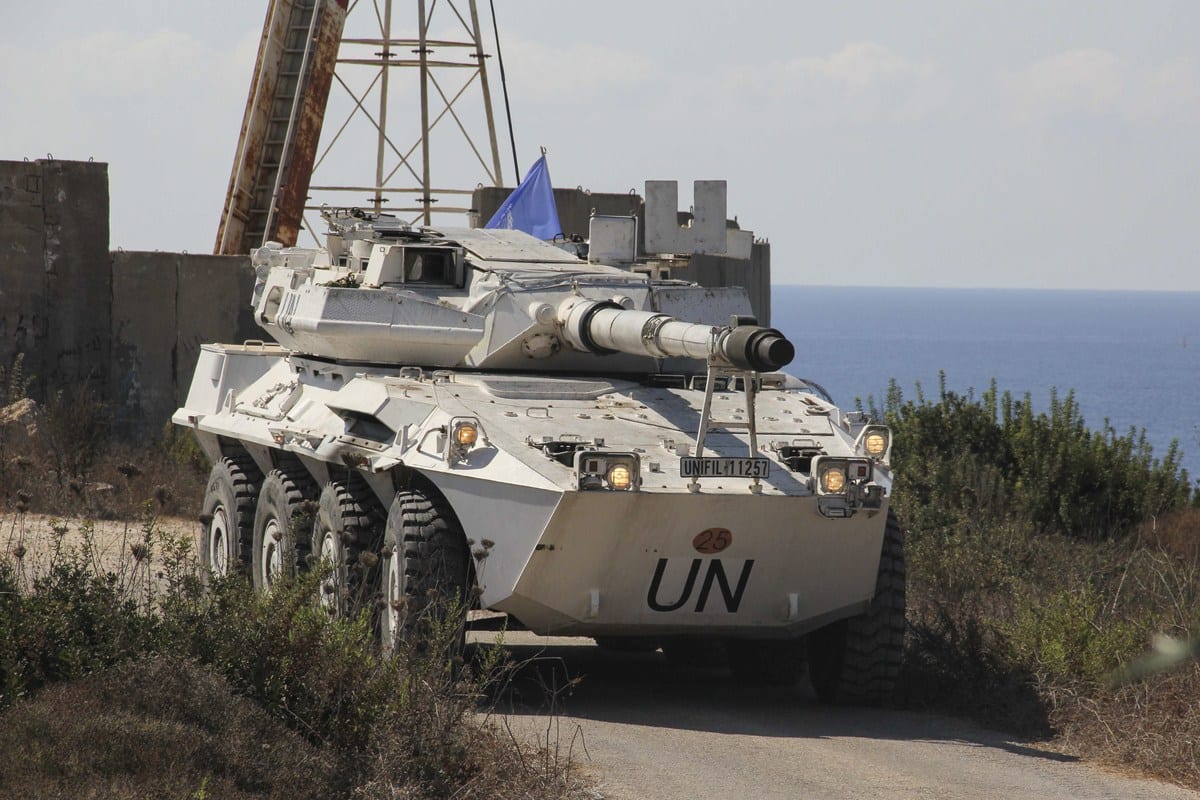 Veículo militar das tropas de paz da Força Interina das Nações Unidas no Líbano (UNIFIL) monta guarda à espera de uma delegação israelo-libanesa, na região de fronteira de Naqoura, em 14 de outubro de 2020 [Ali Abdo/Agência Anadolu]