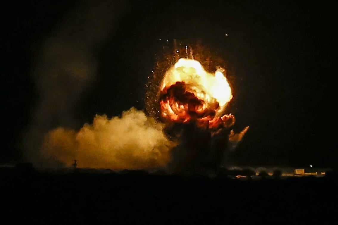 Chamas e fumaça são vistas após um ataque aéreo israelense atingir alvos dos Hamas, em Khan Yunis, Gaza, em 22 de novembro de 2020. [Abed Rahim Khatib/Agência Anadolu]
