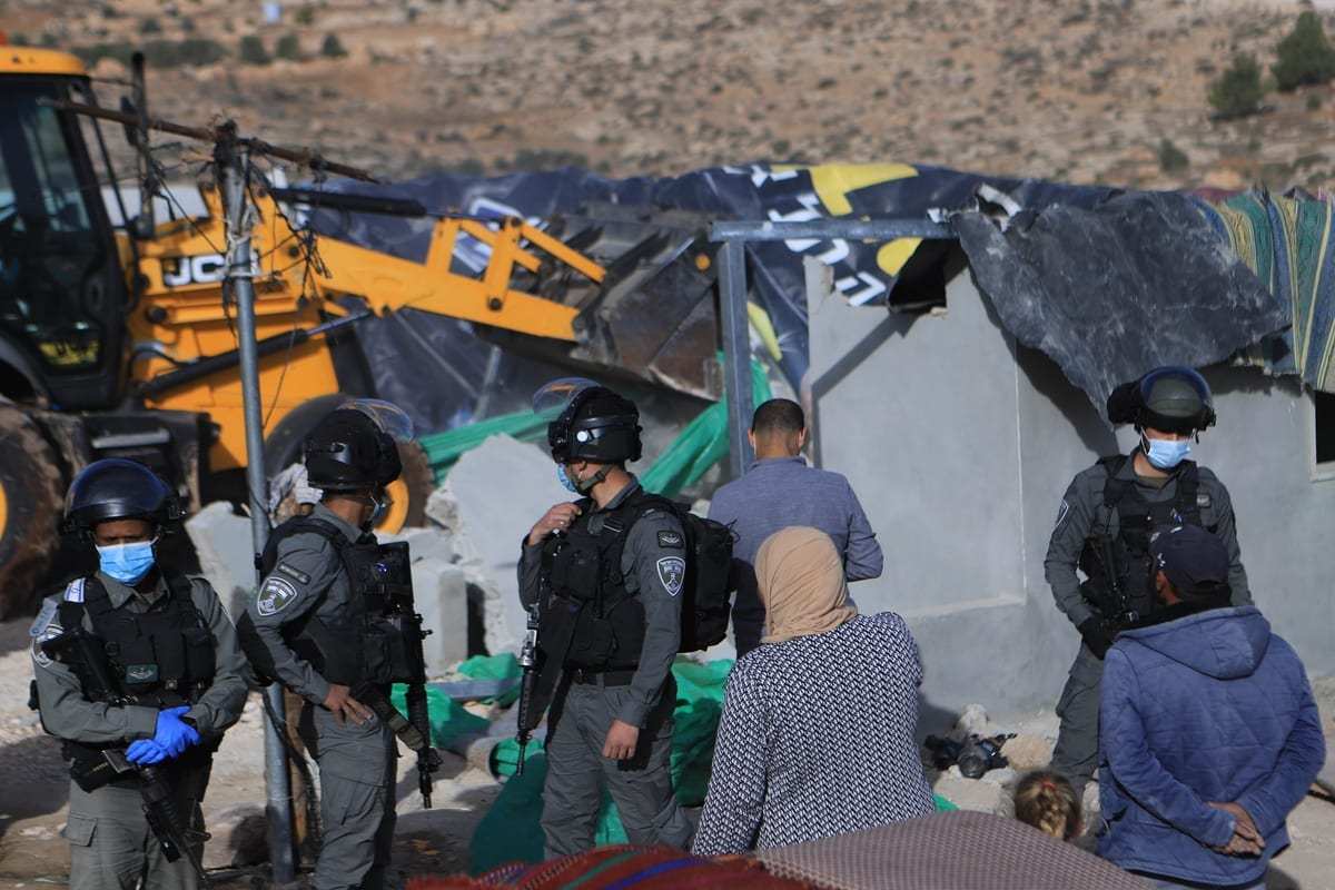Forças israelenses demolem edifícios palestinos em Hebron, Cisjordânia, em 25 de novembro de 2020. [Mamoun Wazwaz/Agência Anadolu]
