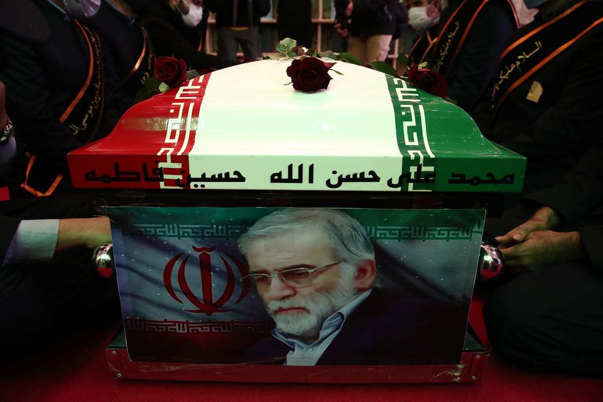 Uma cerimônia fúnebre para o cientista nuclear iraniano, Mohsen Fakhrizadeh Mahabadi, realizada em Teerã, Irã, em 30 de novembro de 2020
[Iranian Defense Ministry/Anadolu Agency]
 

