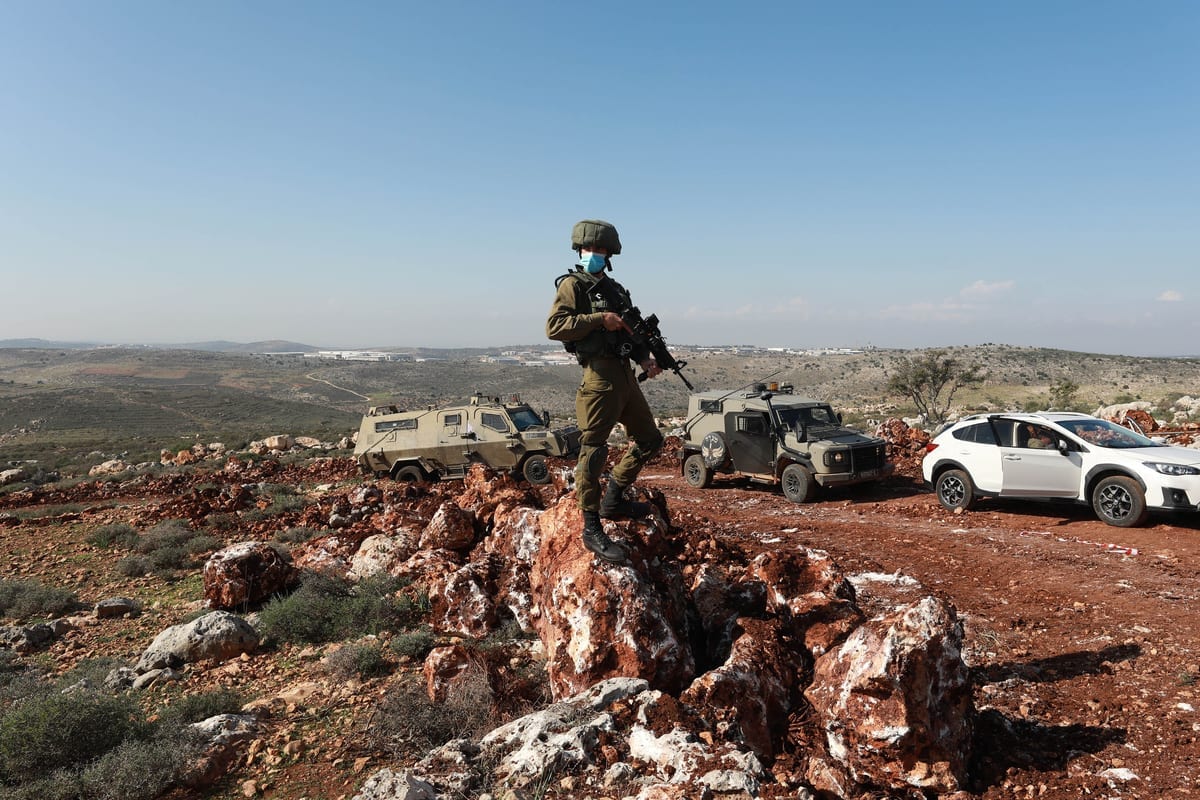 Forças israelenses reprimem protestos palestinos contra confisco de terras agrárias por colonos judeus, na região de al-Ras, em Selfit, Cisjordânia ocupada, 30 de novembro de 2020 [Issam Rimawi/Agência Anadolu]