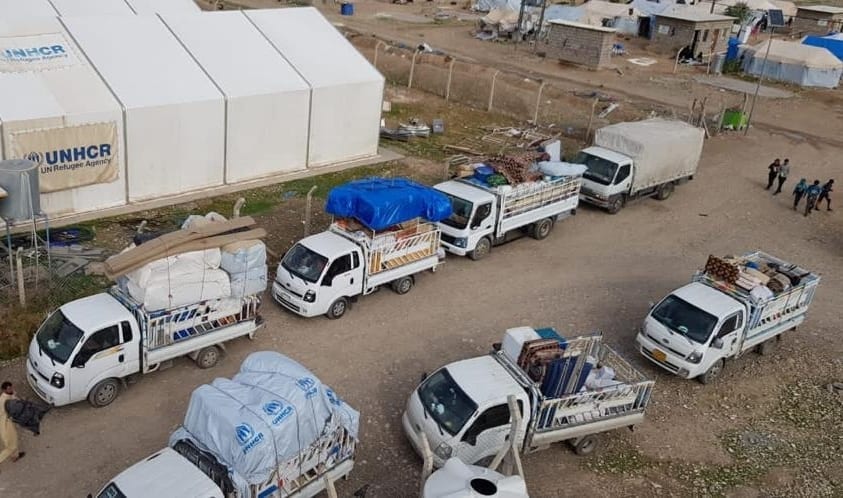 Caminhões carregados são vistos em Kirkuk, Iraque, em 30 de novembro de 2020, após o fechamento de todos os campos de dezenas de milhares de iraquianos deslocados internamente, que fugiram dos ataques de grupos terroristas do Daesh há 6,5 anos. [Kirkuk Dir. de Displ. e Migração - Agência Anadolu]
