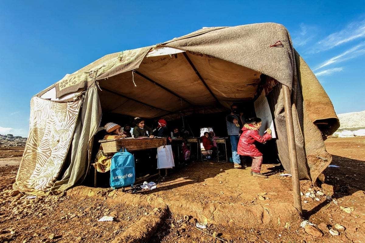 As crianças têm suas aulas dentro de uma tenda em Idlib, Síria em 24 de novembro de 2020 [Muhammed Abdullah / Agência Anadolu]