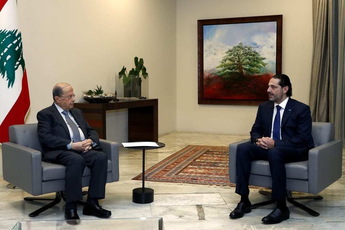 Presidente do Líbano Michel Aoun (à esquerda) e Saad Hariri, designado primeiro-ministro, durante reunião na qual o premiê apresentou uma lista com dezoito membros em potencial para seu gabinete de governo, no Palácio Presidencial de Baabda, em Beirute, 9 de dezembro de 2020 [Presidência do Líbano/Agência Anadolu]