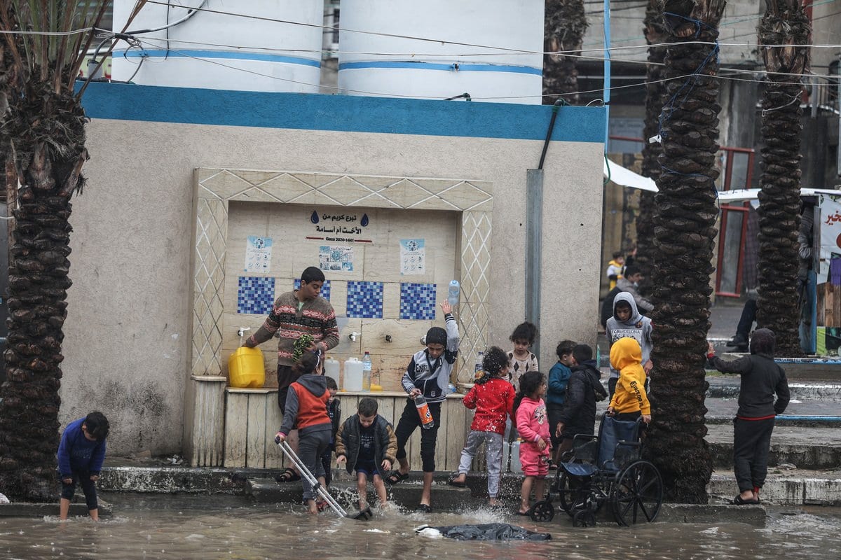 Palestinos no campo de refugiados de Jabaliya sobrevivem sob duras condições, na Cidade de Gaza, em 17 de dezembro de 2020 [Mustafa Hassona/Agência Anadolu]
