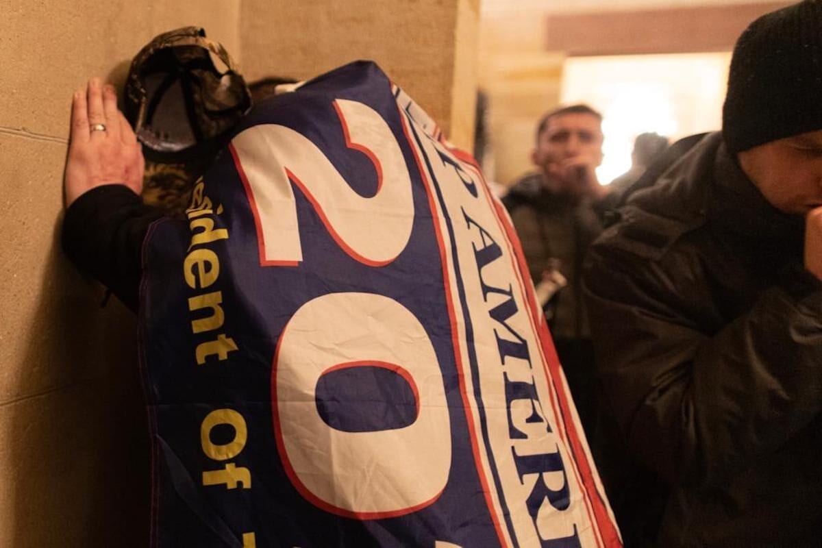 Gás lacrimogêneo enche a sala quando os apoiadores do presidente Donald Trump violam a segurança e entram no prédio do Capitólio em Washington D.C., Estados Unidos em 6 de janeiro de 2021. [Mostafa Bassim - Agência Anadolu]