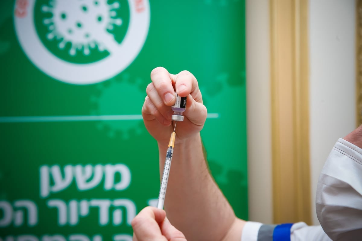 Enfermeiro no asilo Mishan Efal em Tel Aviv, Israel, 13 de janeiro de 2021 [Nir Keidar/Agência Anadolu]
