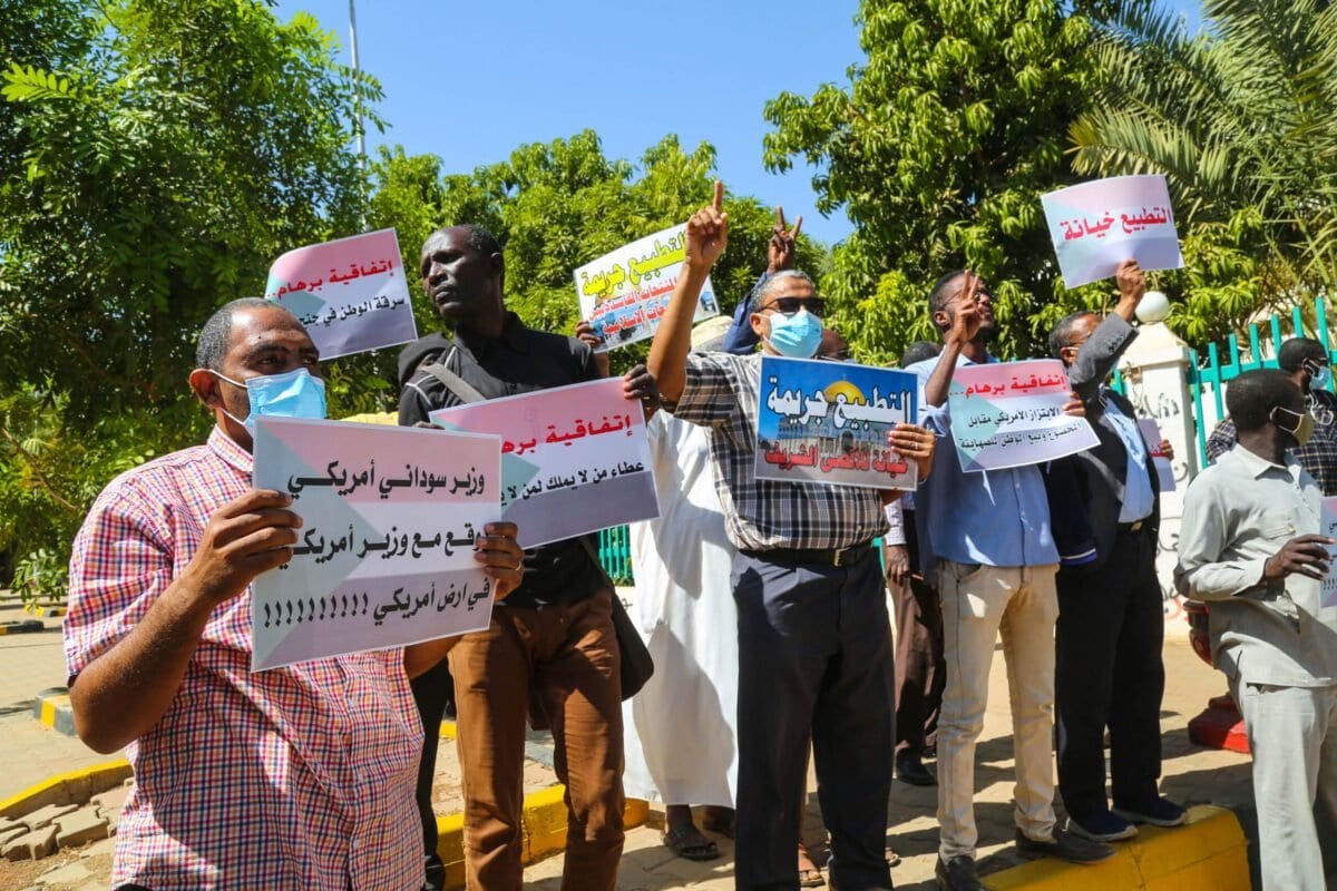 Sudaneses protestam contra o recente acordo de normalização entre seu país e Israel, em frente à sede do governo, em Cartum, capital do Sudão, 17 de janeiro de 2021 [Mahmoud Hjaj/Agência Anadolu]
