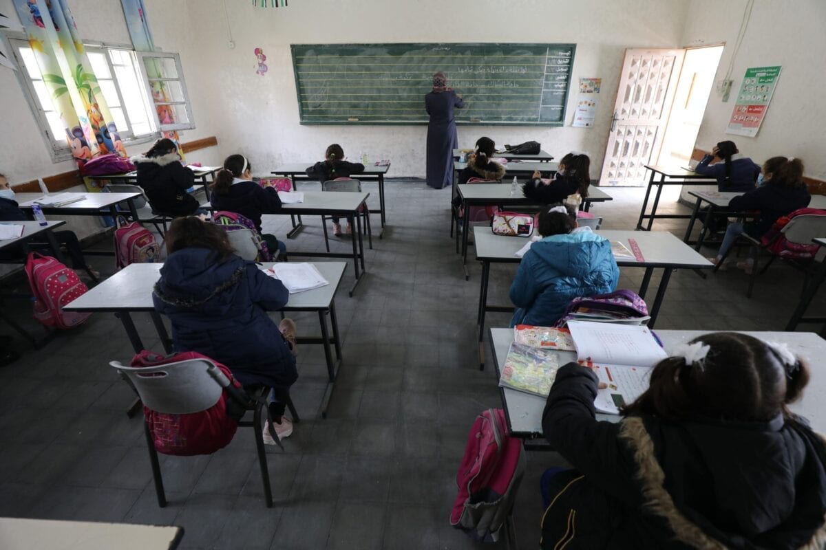 Gaza reabre escolas primárias após lockdown em decorrência da covid-19