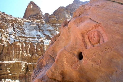 Rosto de T.E. Lawrence gravado na rocha, em Wadi Rum, Jordânia, 13 de setembro de 2002 [Leila Gorchev/AFP/Getty Images]