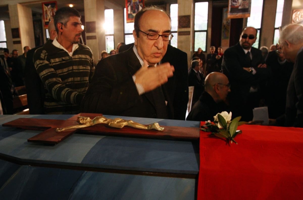 Músico libanês Rahbani despede-se de seu irmão falecido, o compositor Mansour Rahbani, em 16 de janeiro de 2009 [Anwar Amro/AFP/Getty Images]