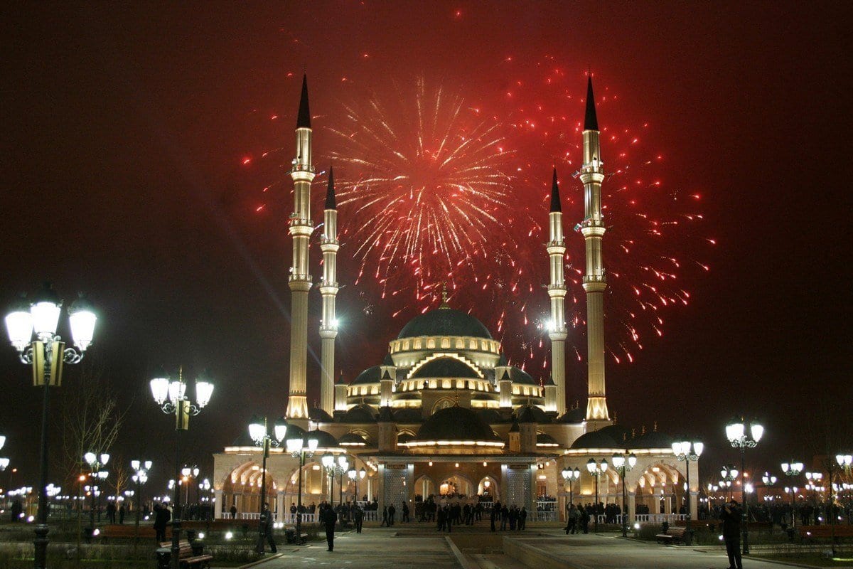 Fogos de artifícios na Mesquita Akhmad Kadyrov, em Grozny, Chechênia, 9 de março de 2020 [Viskhan Magomadov/AFP/Getty Images]