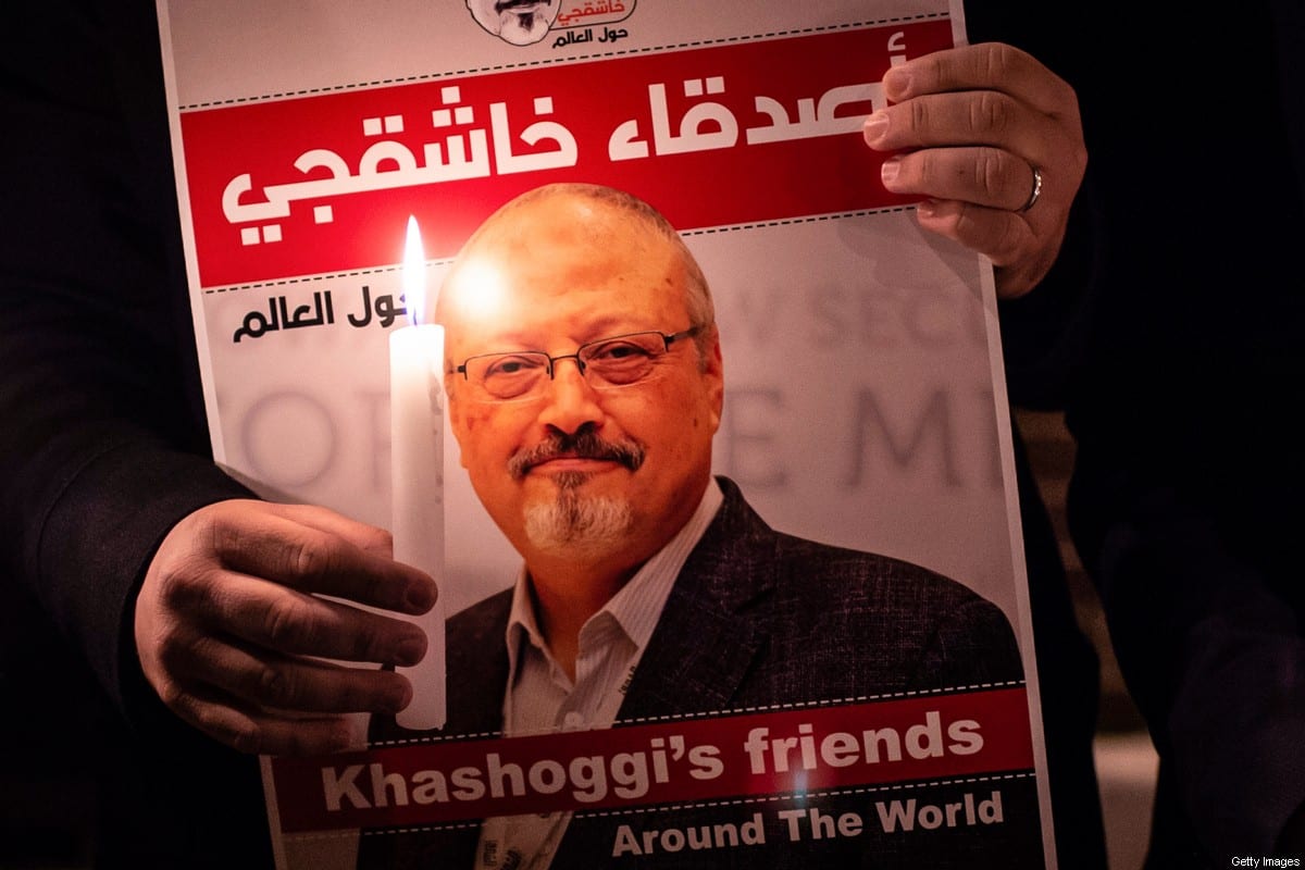 Manifestante exibe cartaz com fotografia do jornalista saudita Jamal Khashoggi, em 25 de outubro de 2018 [Yasin Akgul/AFP/Getty Images]
