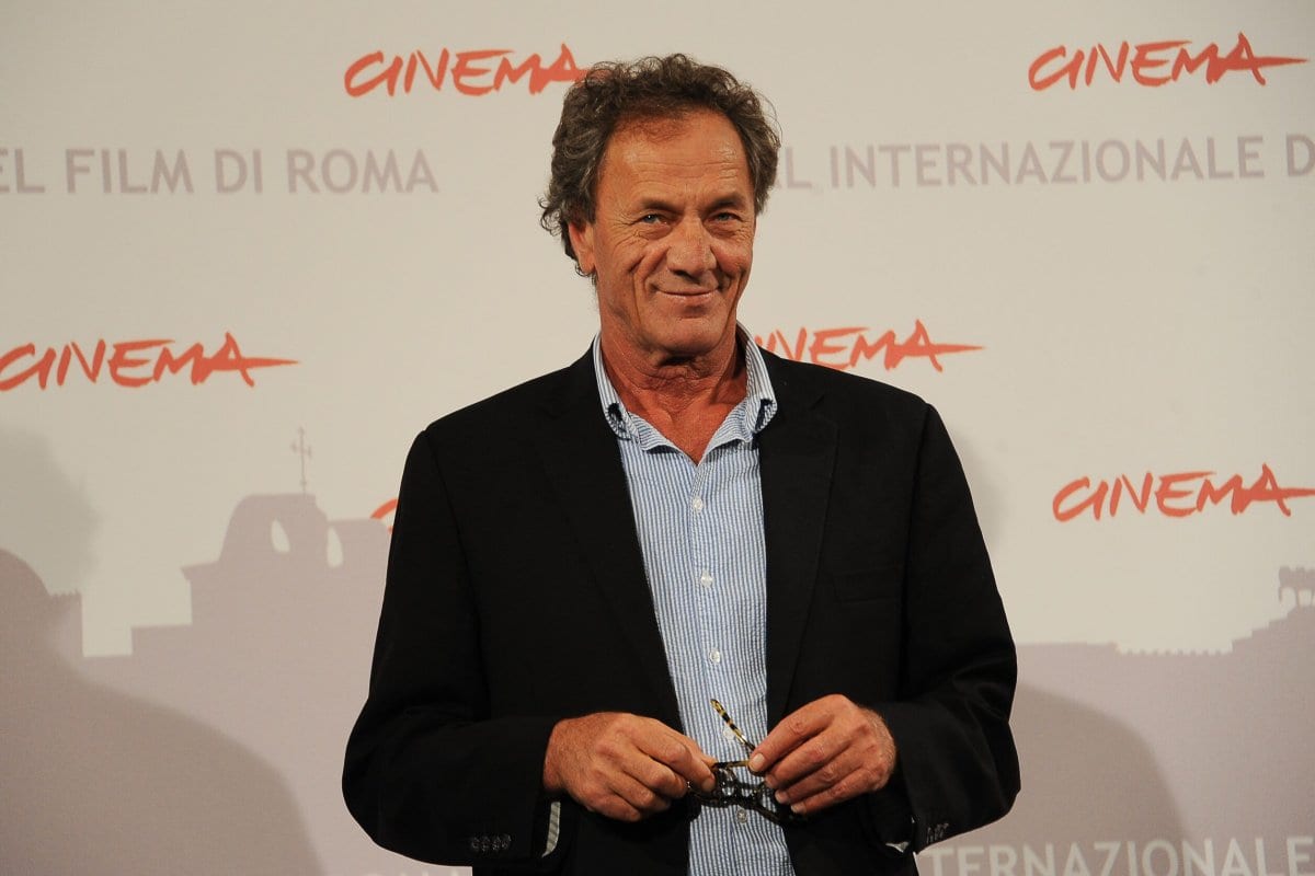 O ator palestino Mohammed Bakri posa durante a photocall de “Golakani Kirkuk” (As flores de Kirkuk), no quinto Festival de Cinema de Roma, em 2 de novembro de 2010. O filme, do escritor e diretor curdo iraniano Fariborz Kamkari, foi filmado inteiramente no Iraque como a primeira produção internacional desde a Guerra do Golfo e conta a trágica história de amor de uma mulher iraquiana de classe alta que se apaixona por um médico curdo perseguido pelo regime de Saddam Hussein na década de 1980. [Andreas Solaro/AFP via Getty Images]
