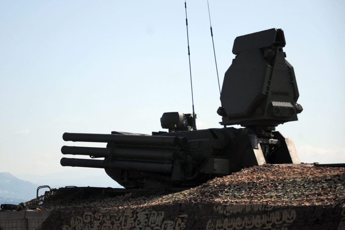 Um sistema de mísseis terra-ar russo Pantsir S-1 é retratado na base militar russa de Hmeimim, localizada a sudeste da cidade de Latakia em Hmeimim, Latakia Governorate, Síria, em 26 de setembro de 2019. [Maxime Popov/AFP via Getty Images]
