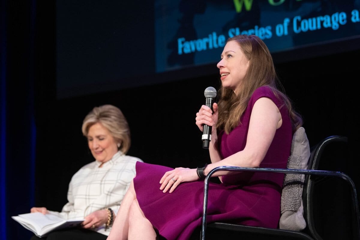 Hillary Clinton e Chelsea Clinton falam no palco em ‘Hillary Clinton e Chelsea Clinton discutem seu novo livro’, The Book of Gutsy Women, no Wilshire Ebell Theatre, em 5 de novembro de 2019, em Los Angeles, Califórnia. [Emma McIntyre/Getty Images]