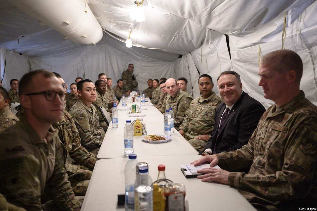 Ex-Secretário de Estado dos Estados Unidos Mike Pompeo almoça com oficiais militares durante visita à Base Aérea Príncipe Sultan, em al-Kharj, região central da Arábia Saudita, 20 de fevereiro de 2020 [Andrew Caballero-Reynolds/AFP/Getty Images]
