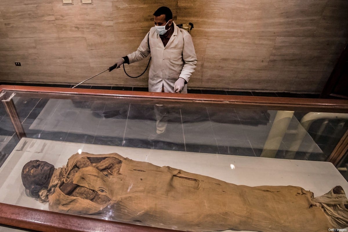 Um trabalhador no Royal Mummies Hall no Museu Egípcio no Cairo, em 23 de março de 2020. [Khaled Desouki/AFP/Getty Images]
