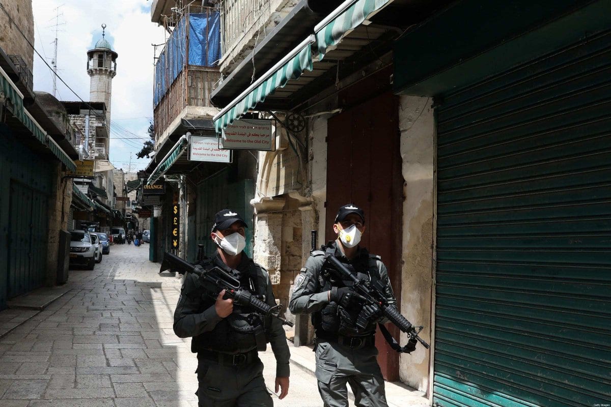 Policiais israelenses usando máscaras de proteção em meio à pandemia de COVID-19 em Jerusalém em 8 de abril de 2020 [Gali Tibbon/ AFP / Getty Images]
