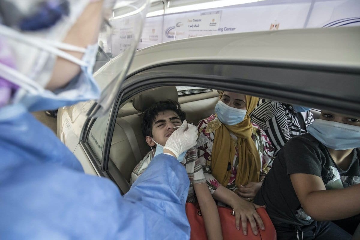 Egípcios são testados para covid-19 em um centro de exames no Cairo, Egito, 29 de junho de 2020 [Khaled Desouki/AFP/Getty Images]
