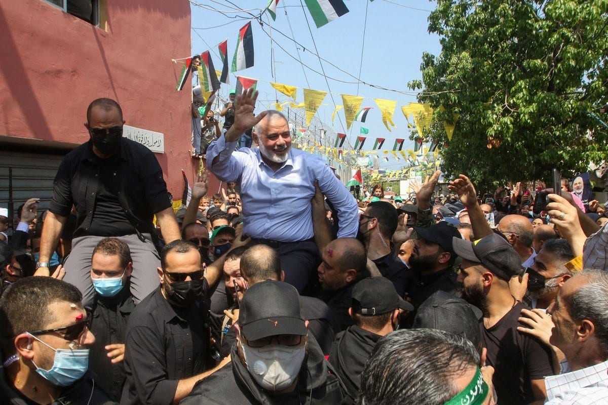 O chefe do escritório político do Hamas, Ismail Haniyeh, cumprimenta simpatizantes durante uma visita ao campo de Ain el-Helweh, o maior campo de refugiados palestinos do Líbano, perto da cidade costeira de Sidon em 6 de setembro de 2020 [Mahmoud Zayyat/ AFP via Getty Images]
