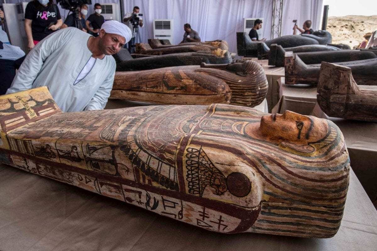 Sarcófagos escavados pela missão arqueológica egípcia são expostos durante coletiva de imprensa na necrópole de Saqqara, Egito, 3 de outubro de 2020 [Khaled Desouki/AFP/Getty Images]
