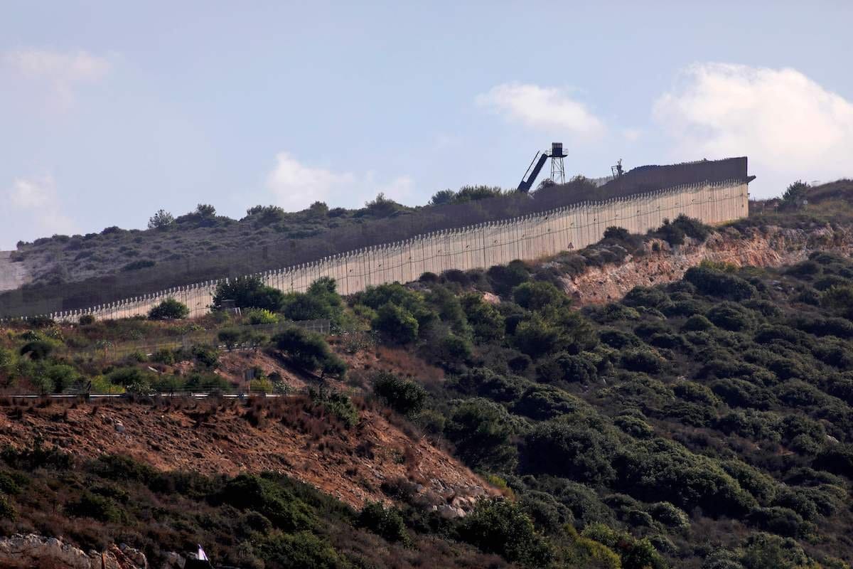 Posto de observação israelense no muro de fronteira entre Israel e Líbano, perto da travessia de Rosh Hanikra (Ras Al Naqoura), em 12 de outubro de 2020 [Jalaa Marey/AFP/Getty Images]
