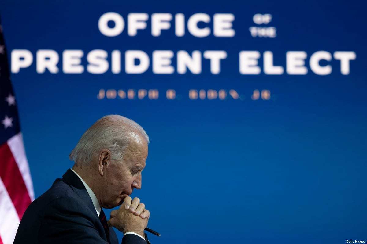 Joe Biden, presidente eleito dos Estados Unidos, conversa com especialistas em diplomacia, inteligência e defesa sobre as condições de atuação das agências relevantes, em videoconferência realizada em Wilmington, Delaware, 17 de novembro de 2020 [Jim Watson/AFP/Getty Images]