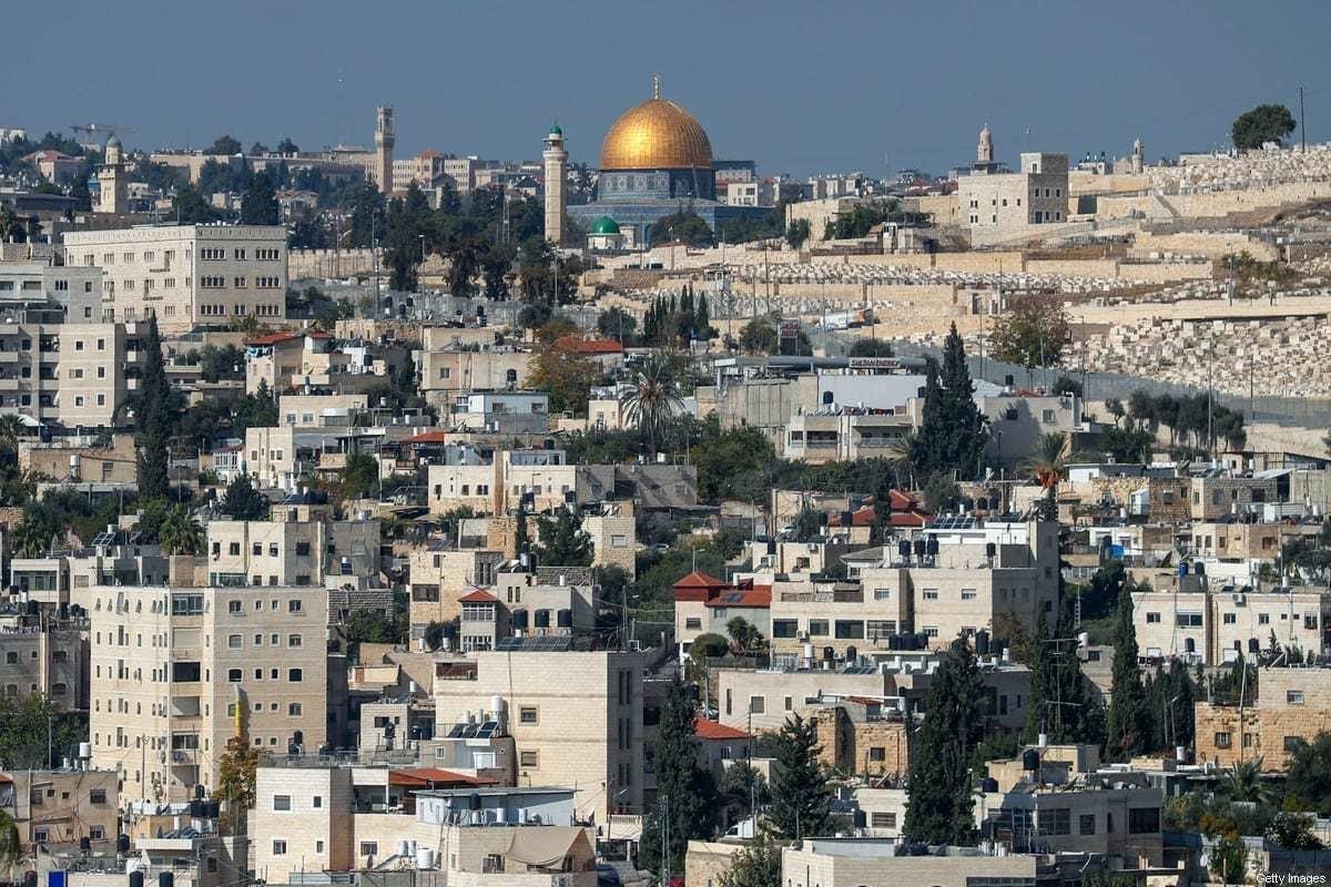 Vista do Domo da Rocha, no complexo de Al-Aqsa em Jerusalém, a partir da cidade de Abu Dis, na Cisjordânia ocupada, separada por Jerusalém pelo muro do apartheid, em 23 de novembro de 2020 [Ahmad Gharabli/AFP/Getty Images]
