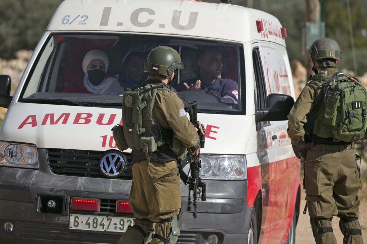 Soldados israelenses param uma ambulância na cidade de Salfit, Cisjordânia ocupada, 4 de dezembro de 2020 [Jaafar Ashtiyeh/AFP/Getty Images]
