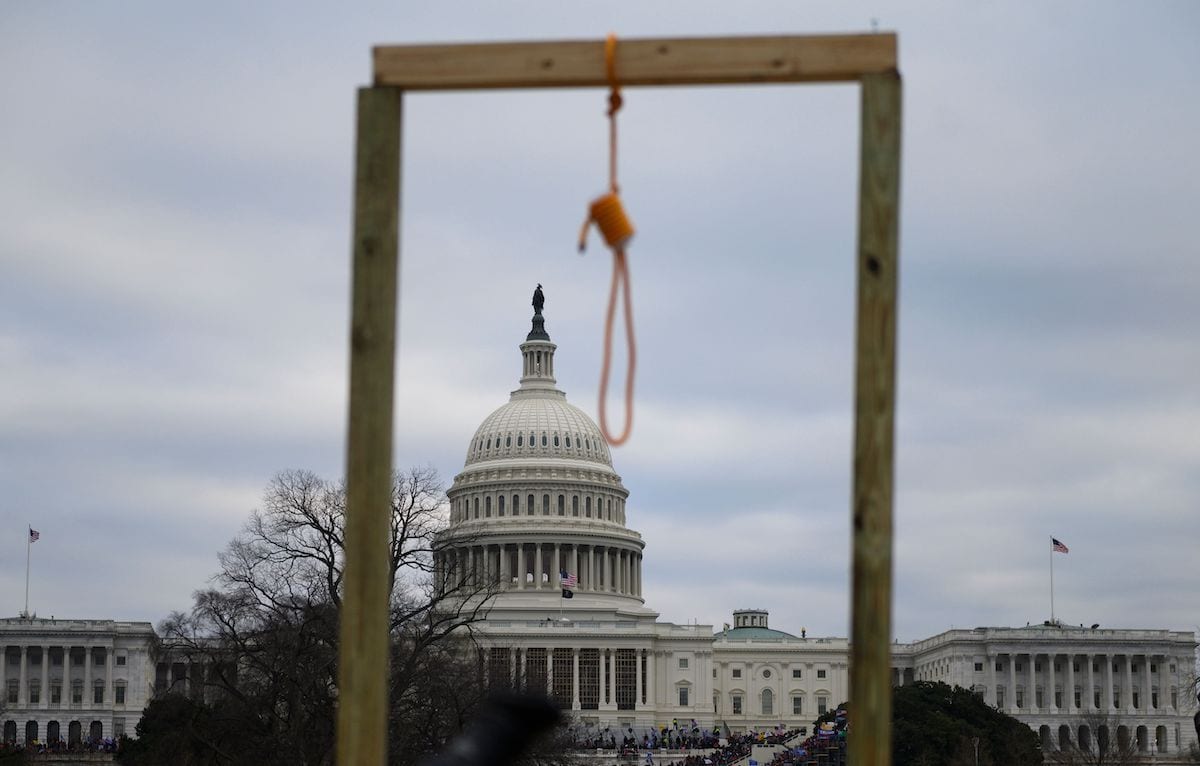 Um laço é visto na forca improvisada enquanto apoiadores do presidente dos EUA Donald Trump se reúnem no lado oeste do Capitólio dos EUA em Washington DC em 6 de janeiro de 2021. [Andrew Caballero-Reynolds/ AFP via Getty Images]