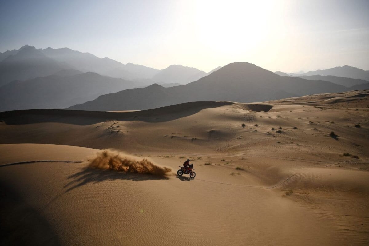Motociclista britânico Sam Sunderland durante a fase doze do Rali Dakar, na rota entre Yanbu e Jeddah, Arábia Saudita, 15 de janeiro de 2021 [Franck Fife/AFP/Getty Images]