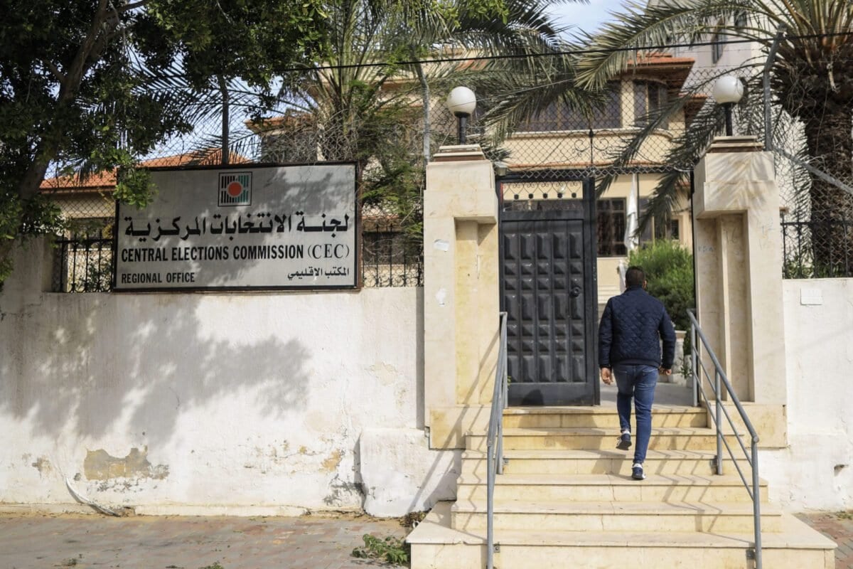 Palestino entra no escritório da Comissão Central Eleitoral na Cidade de Gaza, em 17 de janeiro de 2021 [Mahmud Hams/AFP/Getty Images]
