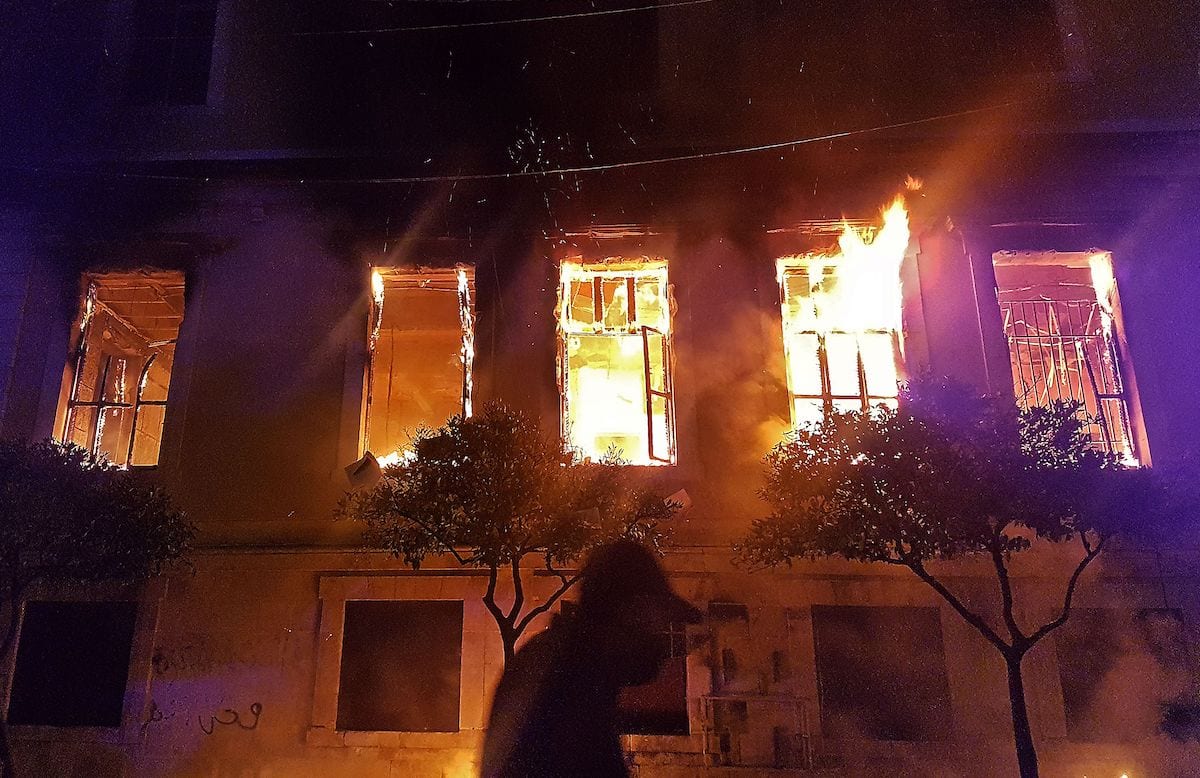 Fogo toma o interior de um edifício da prefeitura de Trípoli, cidade portuária no norte do Líbano [Fathi al-Masri/AFP/Getty Images]
