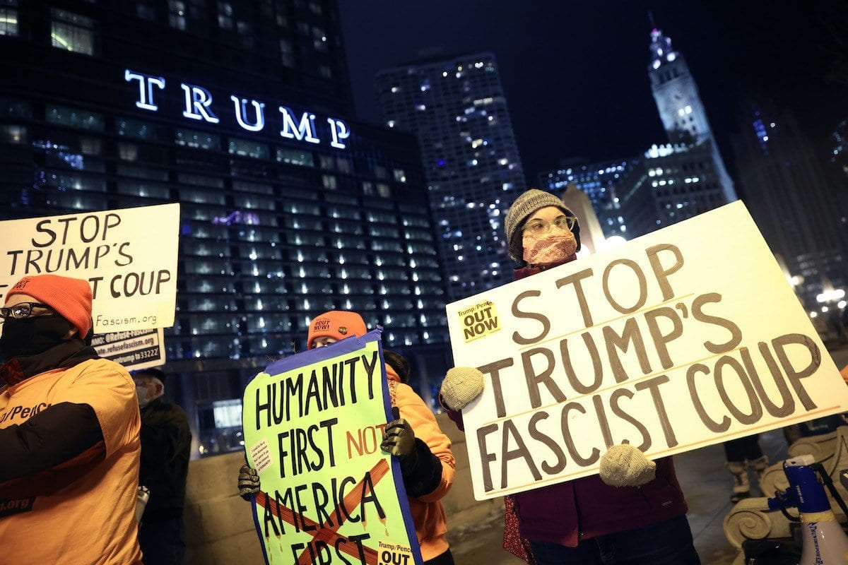 Um pequeno grupo de manifestantes protesta perto da Trump Tower em 7 de janeiro de 2021 em Chicago, Illinois. [Scott Olson / Getty Images]

