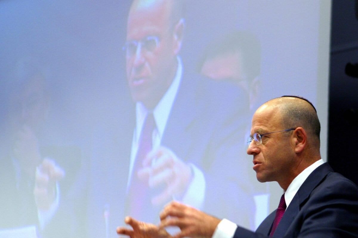 O deputado e ex-presidente do Knesset, Avraham Burg, faz um discurso sobre "a Europa, contra o antissemitismo por uma União da diversidade" em 19 de fevereiro de 2004 na sede da UE em Bruxelas. [Thierry Monasse/ AFP via Getty Images]