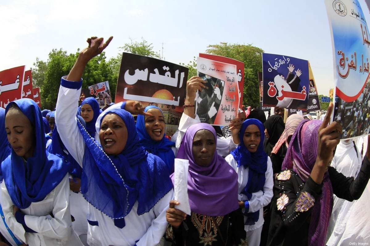 Manifestantes sudaneses durante um protesto para denunciar a ofensiva militar de Israel na Faixa de Gaza, em 11 de agosto de 2014 em Khartoum [ASHRAF SHAZLY/AFP via Getty Images]
