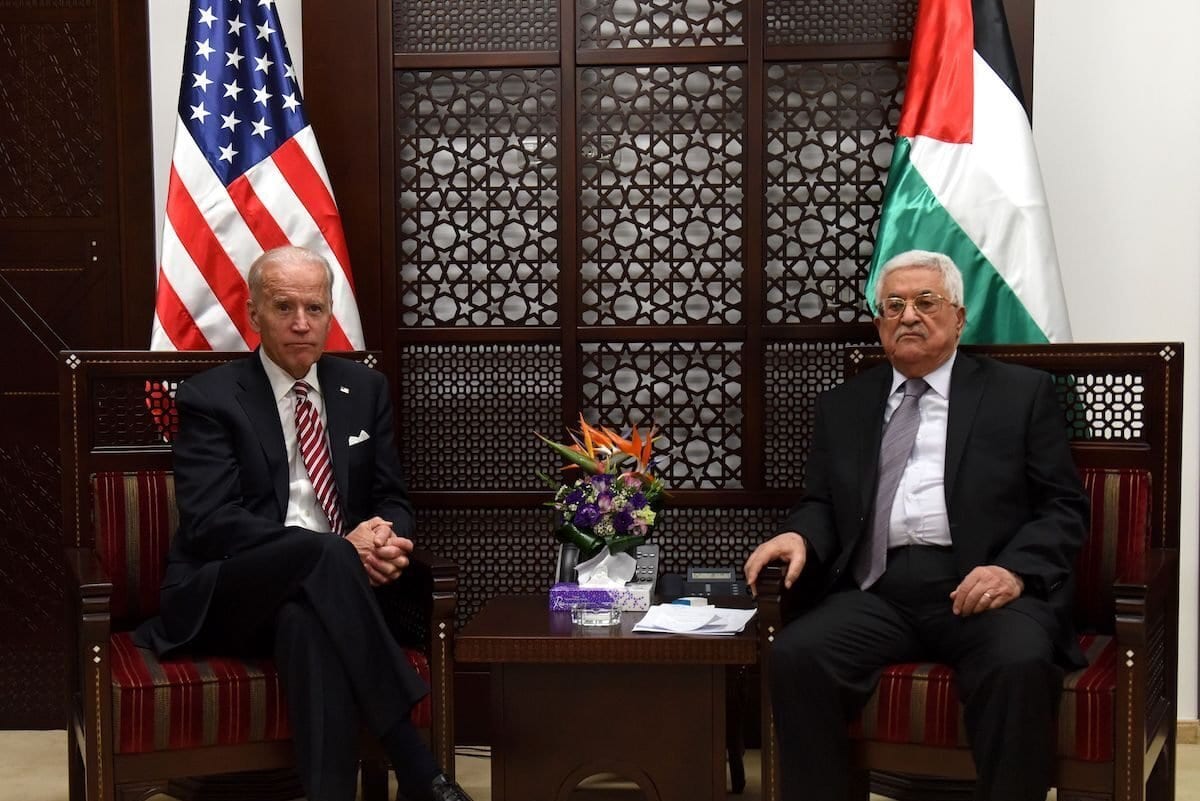 O então vice-presidente dos EUA, Joe Biden (esq.), e o presidente palestino, Mahmud Abbas (dir.), sentam-se durante uma reunião no complexo presidencial na cidade de Ramallah, na Cisjordânia, em 9 de março de 2016. [AFP via Getty Images]
