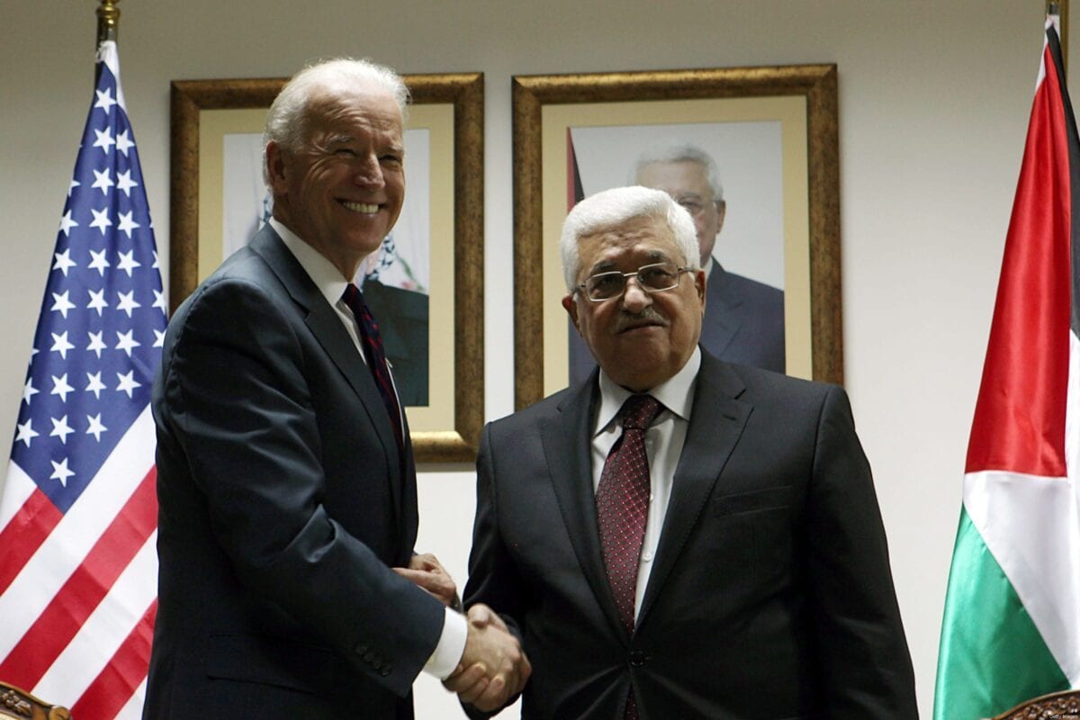 Joe Biden, presidente eleito dos Estados Unidos, encontra-se com o Presidente da Autoridade Palestina Mahmoud Abbas, em Ramallah, Cisjordânia ocupada, 10 de março de 2010 [Atef Safadi/Getty Images]