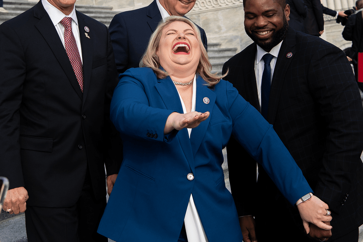A representante dos EUA Kat Cammack (C), republicana da Flórida, ri ao tirar fotos com outros membros republicanos do Congresso nas escadas do Capitólio dos EUA em Washington, DC, 4 de janeiro de 2021 [Saul Loeb/ AFP via Getty Imagens]
